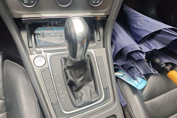 Used Volkswagen Golf 2015 1.4TSI Automatic Luxury Model Gear Lever