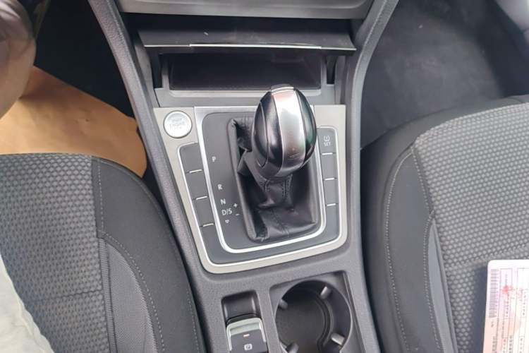 Used Volkswagen Golf 2015 1.6L Automatic Comfort Model Gear Lever