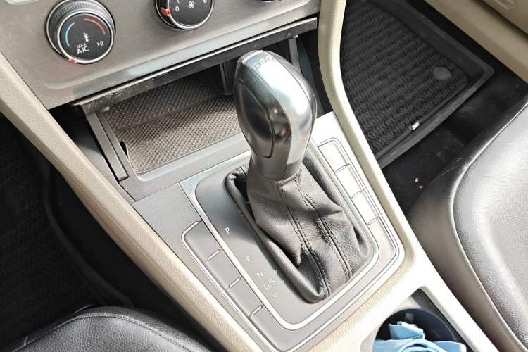 Used Volkswagen Golf 2015 1.4TSI Automatic Comfort Model Gear Lever