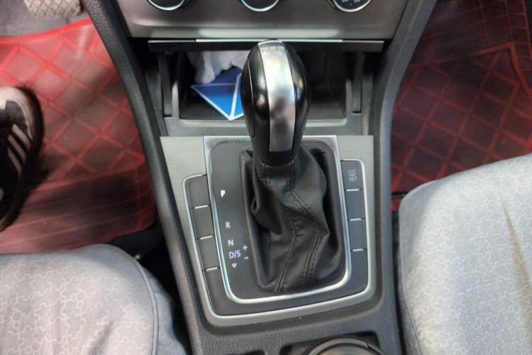 Used Volkswagen Golf 2015 1.4TSI Automatic Comfort Model Gear Lever