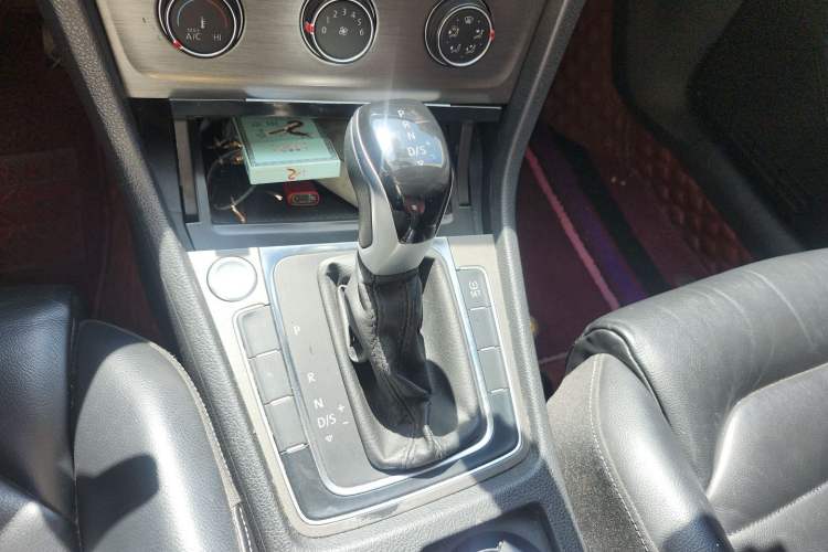 Used Volkswagen Golf 2015 1.4TSI Automatic Luxury Model Gear Lever
