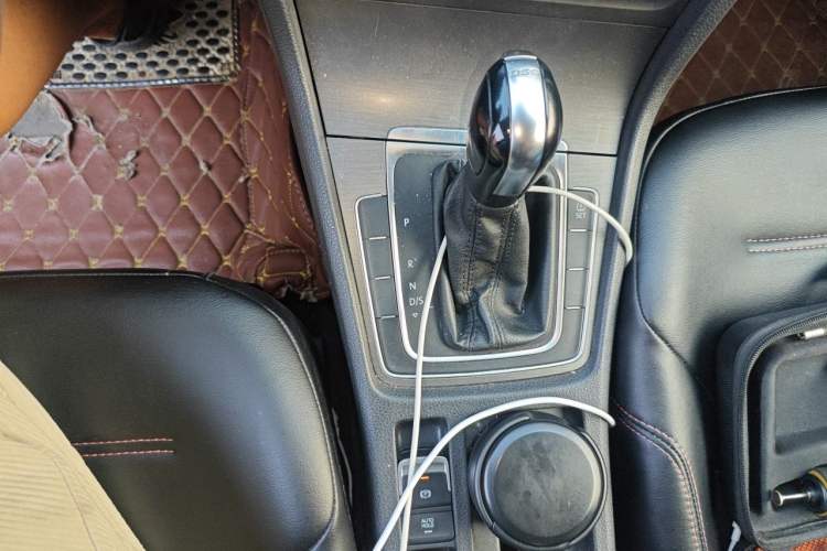 Used Volkswagen Golf 2015 1.4TSI Automatic Comfort Model Gear Lever