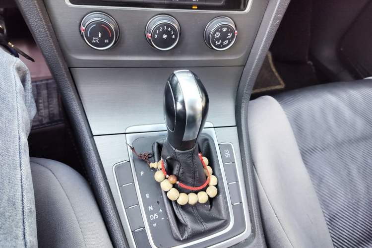 Used Volkswagen Golf 2015 1.4TSI Automatic Comfort Model Gear Lever
