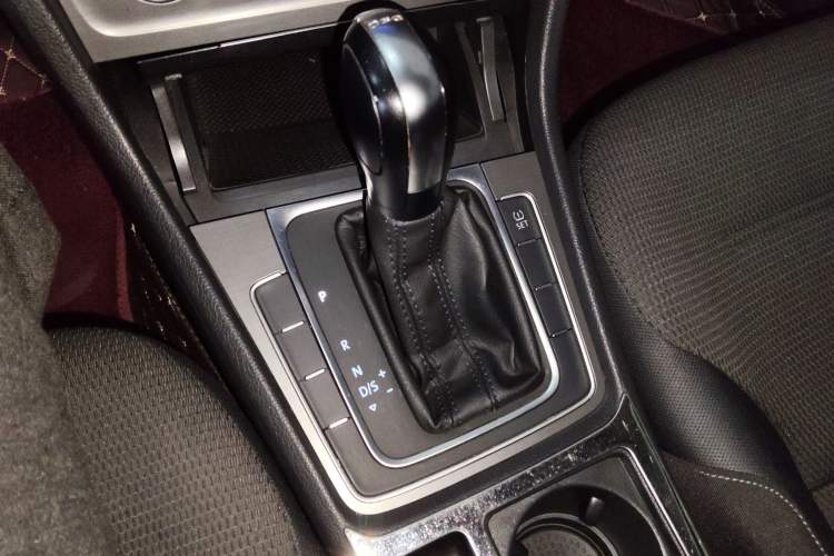 Used Volkswagen Golf 2015 1.4TSI Automatic Comfort Model Gear Lever