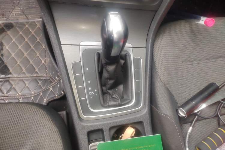Used Volkswagen Golf 2015 1.4TSI Automatic Comfort Model Gear Lever