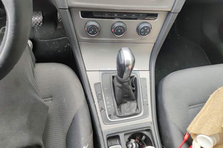 Used Volkswagen Golf 2015 1.4TSI Comfort Travel Edition Gear Lever