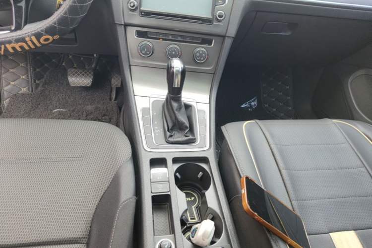 Used Volkswagen Golf 2015 1.4TSI Automatic Comfort Model Gear Lever