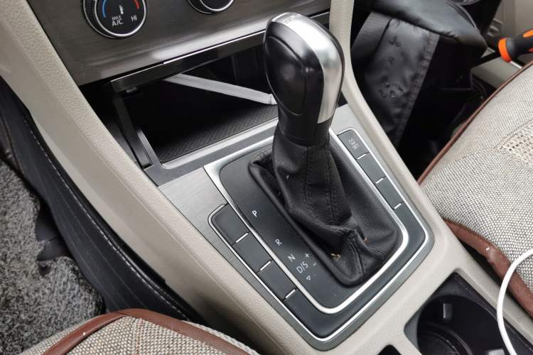 Used Volkswagen Golf 2015 1.4TSI Automatic Comfort Model Gear Lever