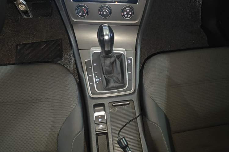 Used Volkswagen Golf 2015 1.6L Automatic Comfort Model Gear Lever
