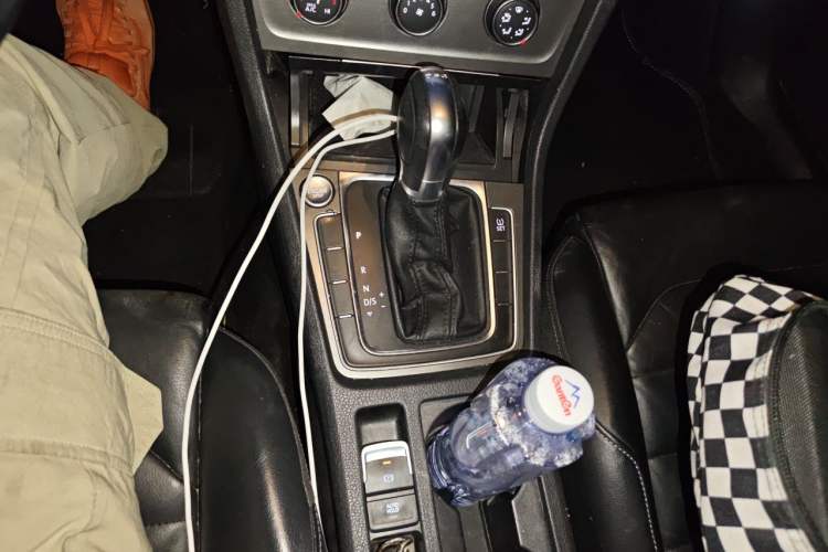 Used Volkswagen Golf 2015 1.4TSI Automatic Luxury Model Gear Lever