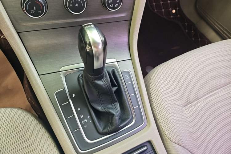 Used Volkswagen Golf 2015 1.4TSI Automatic Comfort Model Gear Lever