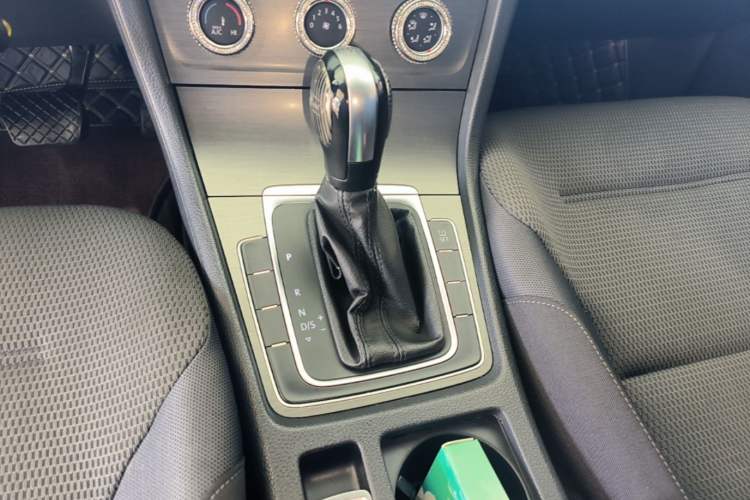 Used Volkswagen Golf 2015 1.6L Automatic Comfort Model Gear Lever