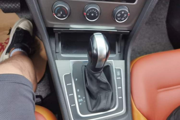 Used Volkswagen Golf 2015 1.4TSI Automatic Comfort Model Gear Lever