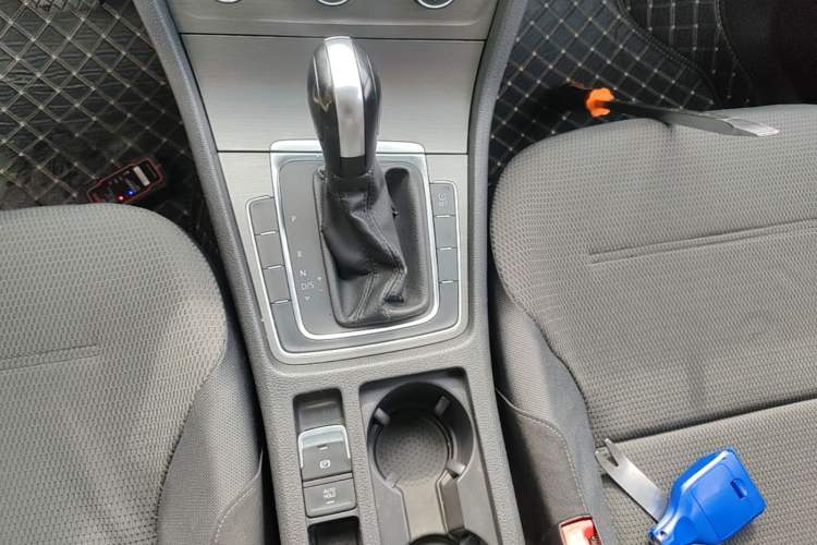 Used Volkswagen Golf 2015 1.6L Automatic Comfort Model Gear Lever