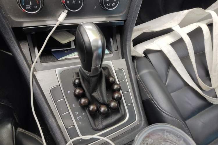 Used Volkswagen Golf 2015 1.6L Automatic Comfort Model Gear Lever