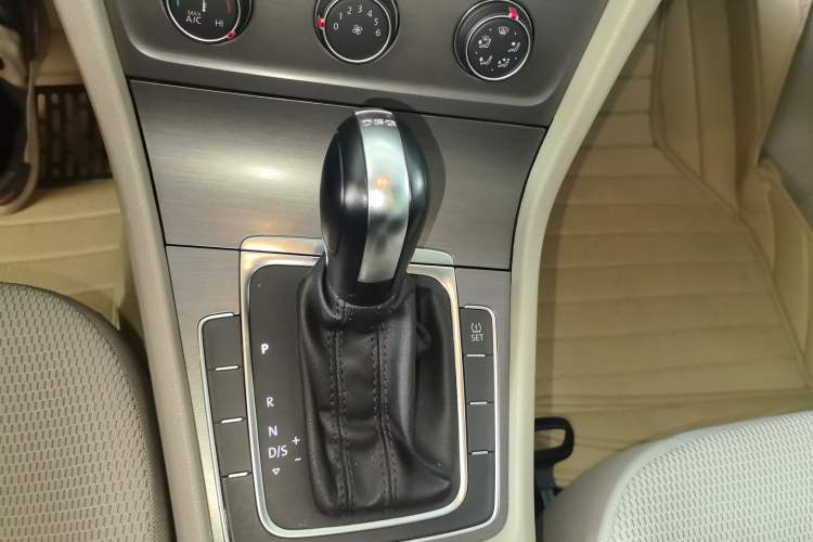 Used Volkswagen Golf 2015 1.4TSI Automatic Comfort Model Gear Lever