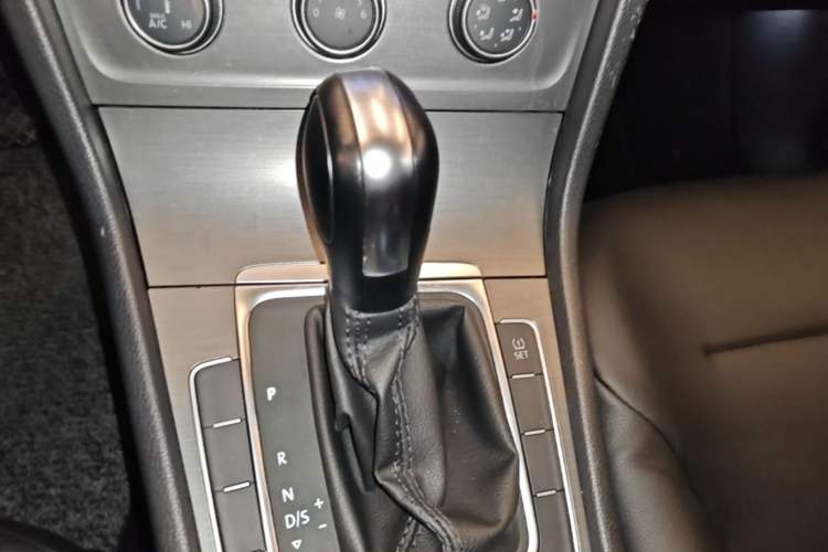 Used Volkswagen Golf 2015 1.6L Automatic Comfort Model Gear Lever
