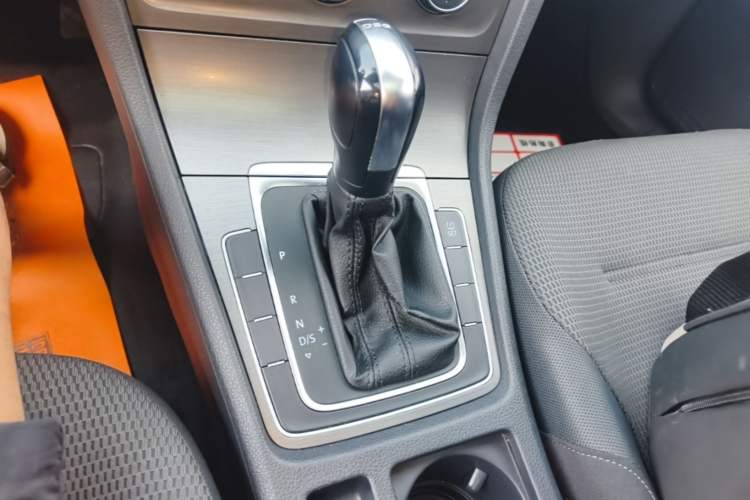 Used Volkswagen Golf 2015 1.4TSI Automatic Comfort Model Gear Lever