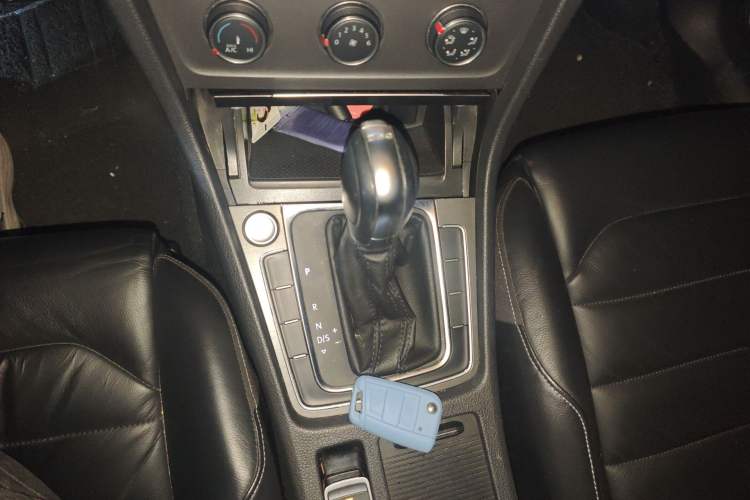 Used Volkswagen Golf 2015 1.4TSI Automatic Luxury Model Gear Lever