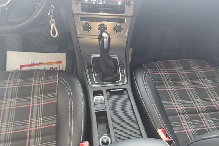Used Volkswagen Golf 2015 1.6L Automatic Comfort Model Gear Lever