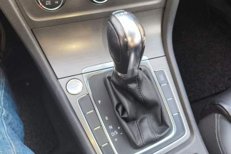 Used Volkswagen Golf 2015 1.4TSI Automatic Luxury Model Gear Lever