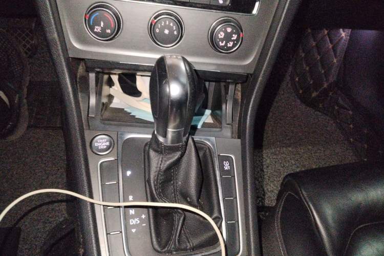 Used Volkswagen Golf 2015 1.4TSI Automatic Luxury Model Gear Lever