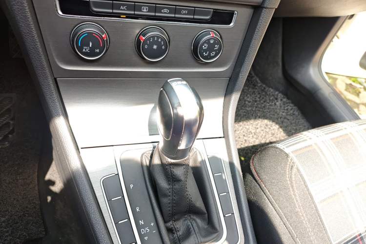 Used Volkswagen Golf 2015 1.4TSI Automatic Comfort Model Gear Lever