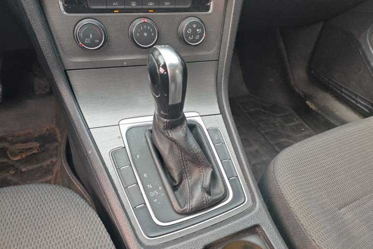 Used Volkswagen Golf 2015 1.4TSI Automatic Comfort Model Gear Lever