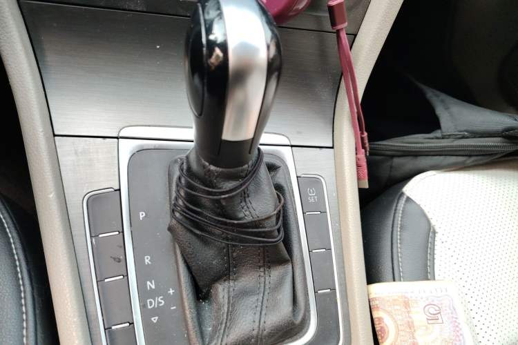 Used Volkswagen Golf 2015 1.6L Automatic Comfort Model Gear Lever