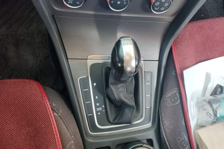 Used Volkswagen Golf 2015 1.4TSI Automatic Comfort Model Gear Lever
