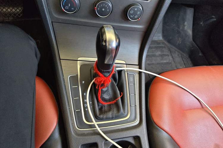 Used Volkswagen Golf 2015 1.4TSI Automatic Comfort Model Gear Lever