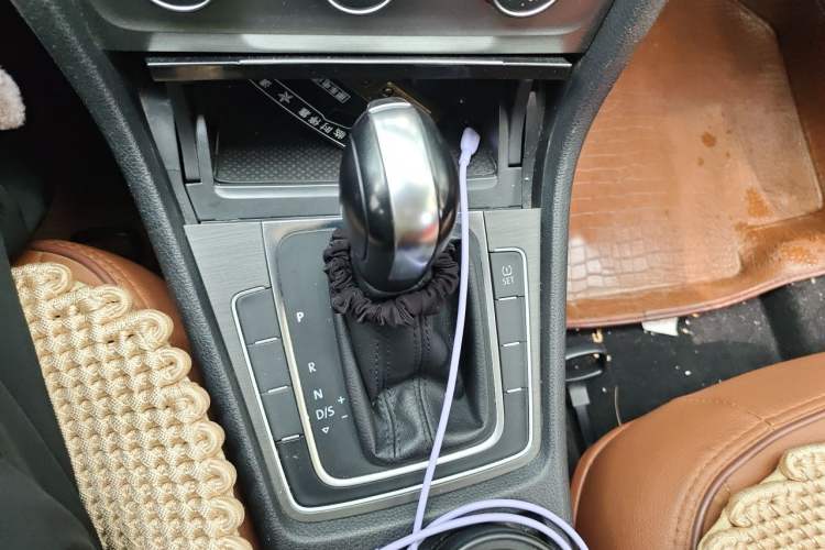 Used Volkswagen Golf 2015 1.6L Automatic Comfort Model Gear Lever