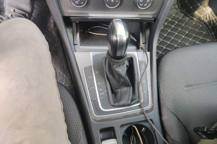 Used Volkswagen Golf 2015 1.6L Automatic Comfort Model Gear Lever