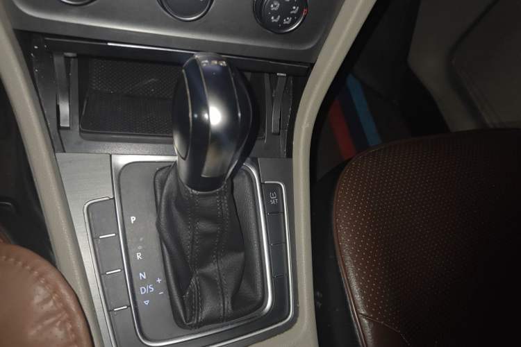 Used Volkswagen Golf 2015 1.4TSI Automatic Comfort Model Gear Lever