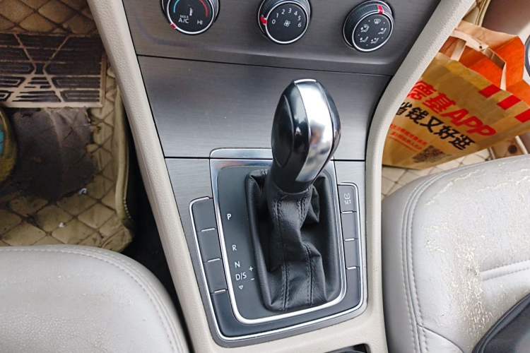 Used Volkswagen Golf 2015 1.6L Automatic Comfort Model Gear Lever