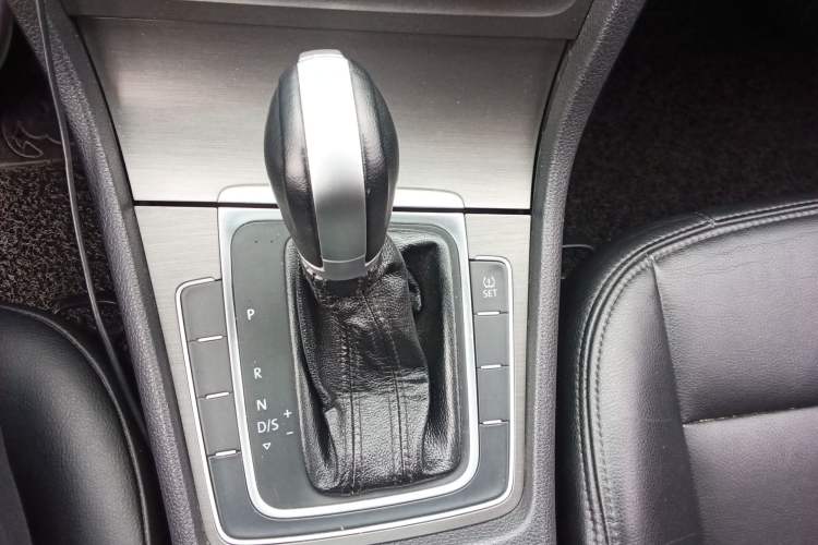 Used Volkswagen Golf 2015 1.4TSI Automatic Comfort Model Gear Lever