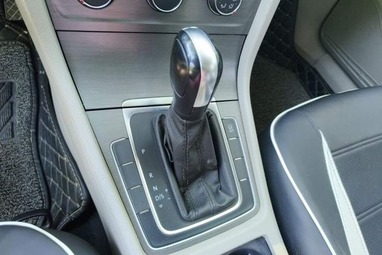 Used Volkswagen Golf 2015 1.6L Automatic Comfort Model Gear Lever
