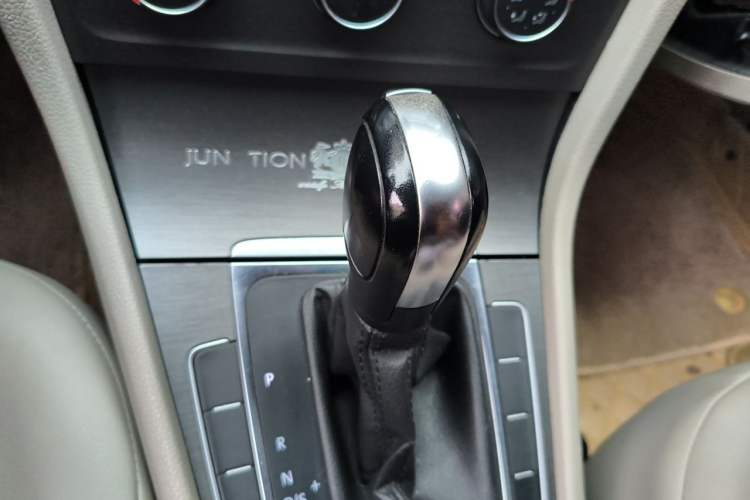 Used Volkswagen Golf 2015 1.6L Automatic Comfort Model Gear Lever