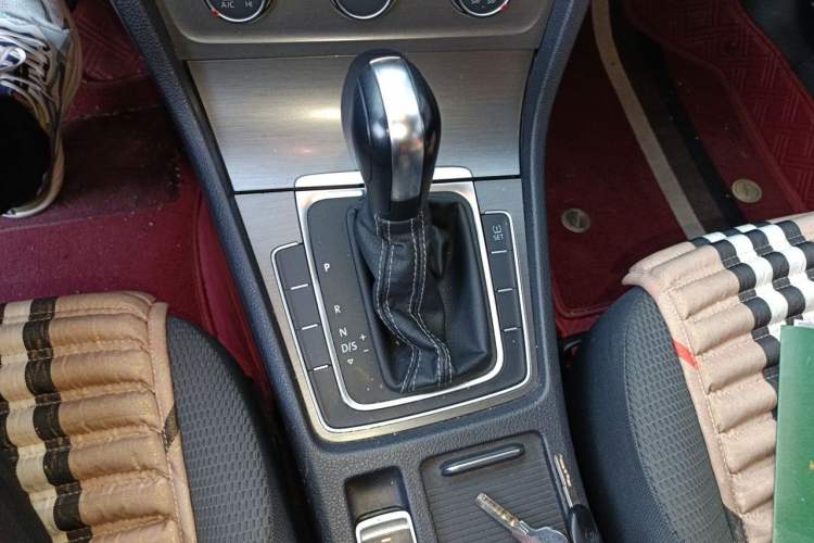 Used Volkswagen Golf 2015 1.6L Automatic Comfort Model Gear Lever