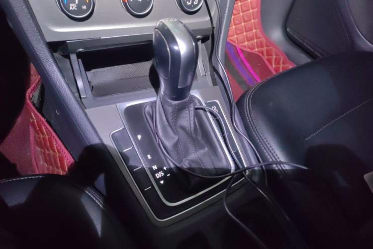 Used Volkswagen Golf 2015 1.4TSI Automatic Comfort Model Gear Lever