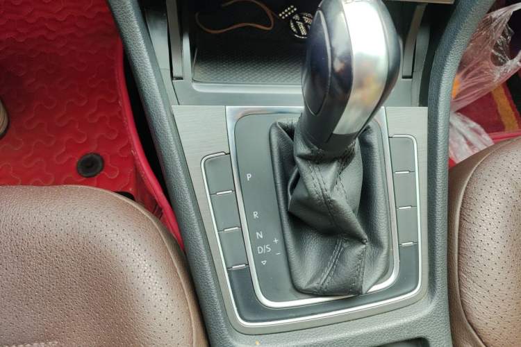 Used Volkswagen Golf 2015 1.4TSI Automatic Comfort Model Gear Lever