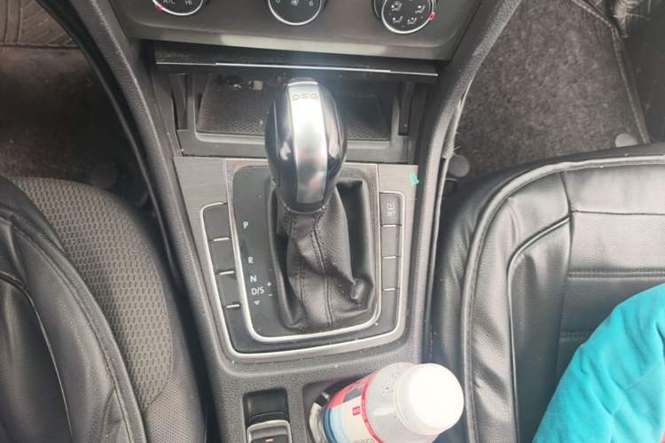 Used Volkswagen Golf 2015 1.4TSI Automatic Comfort Model Gear Lever