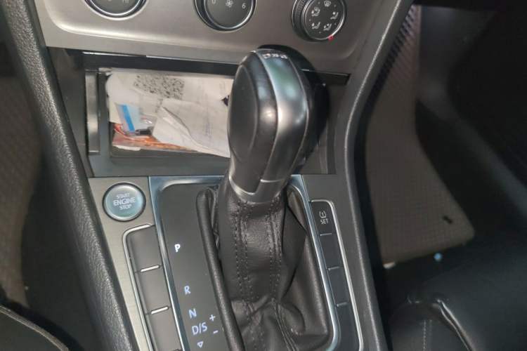 Used Volkswagen Golf 2015 1.4TSI Automatic Luxury Model Gear Lever