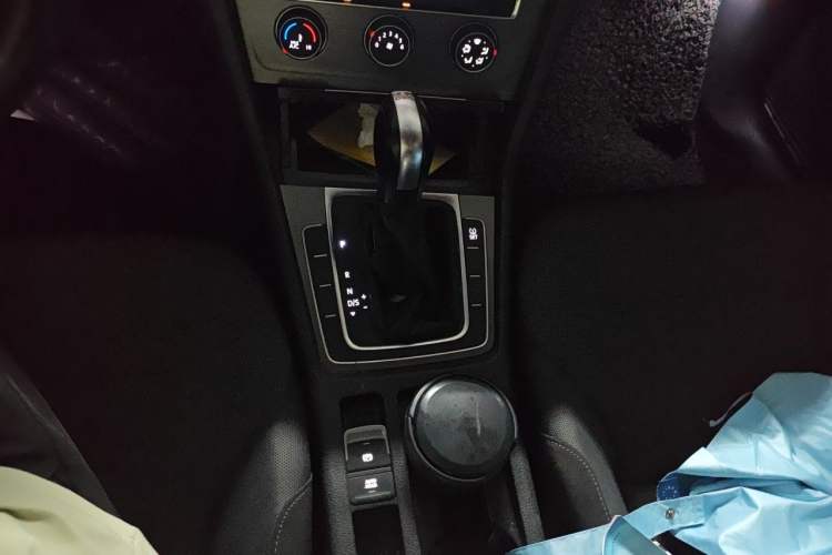 Used Volkswagen Golf 2015 1.4TSI Automatic Comfort Model Gear Lever