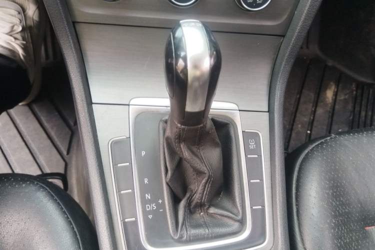 Used Volkswagen Golf 2015 1.4TSI Automatic Comfort Model Gear Lever
