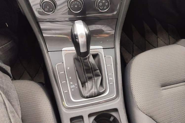 Used Volkswagen Golf 2015 1.6L Automatic Comfort Model Gear Lever