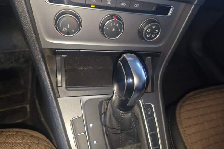 Used Volkswagen Golf 2015 1.6L Automatic Fashion Model Gear Lever