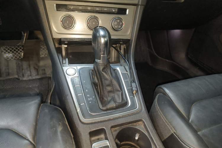 Used Volkswagen Golf 2015 1.4TSI Automatic Luxury Model Gear Lever