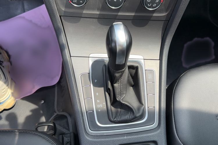 Used Volkswagen Golf 2015 1.6L Automatic Comfort Model Gear Lever