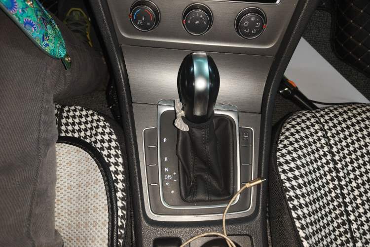 Used Volkswagen Golf 2015 1.6L Automatic Comfort Model Gear Lever
